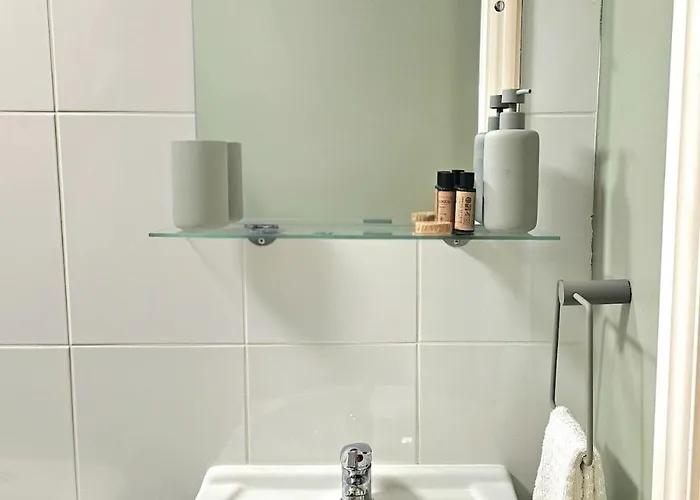 Treetops - Garden Flat With Woodland Access *